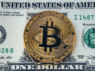 Bitcoin moves the cryptocurrency market. Its dependency on the US dollar increased.